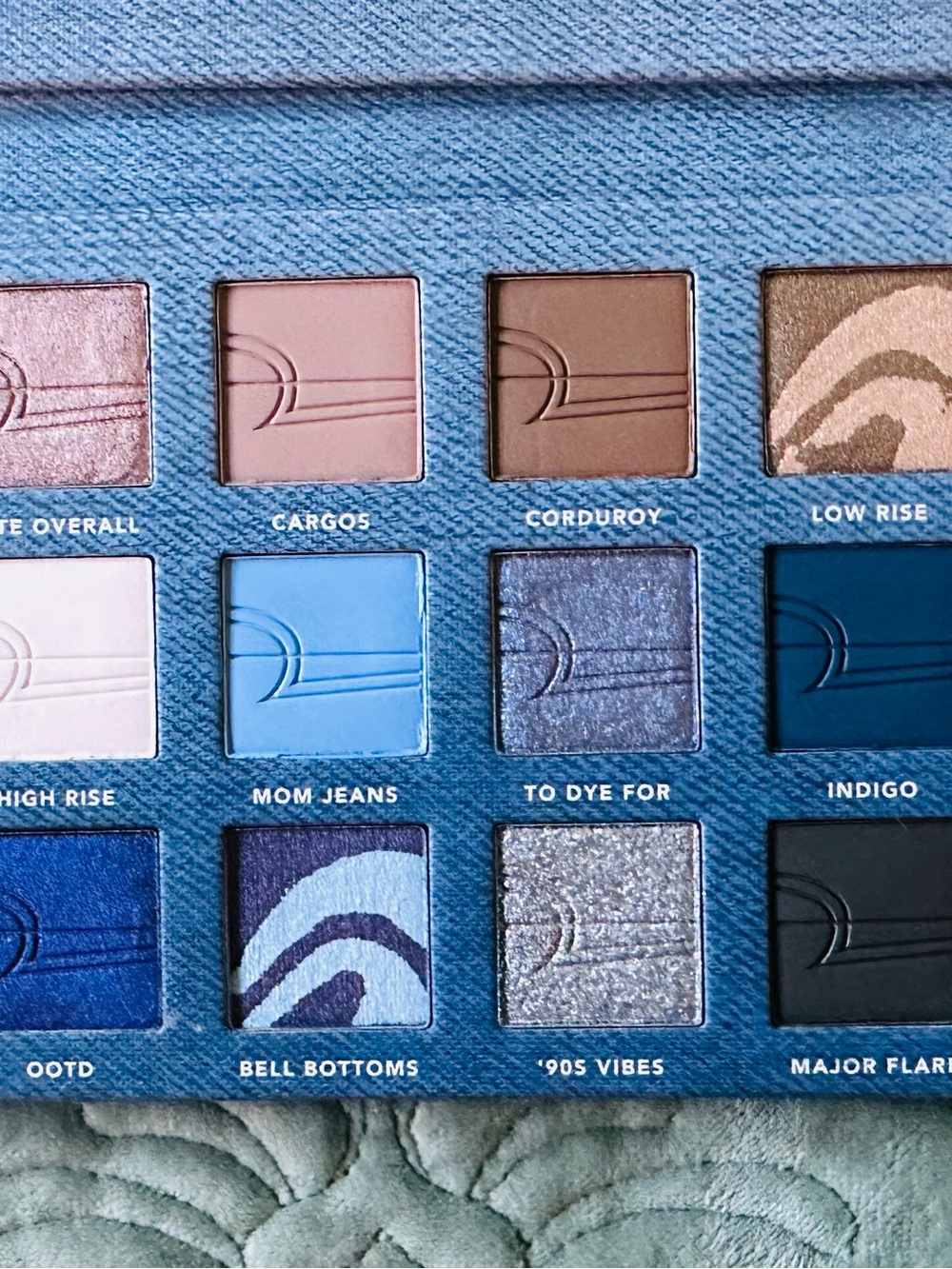 American Eagle Denim Daze Elf Eyeshadow Palette- Elf 12 Vivid Blues-Brown-Silver - Picture 4 of 6